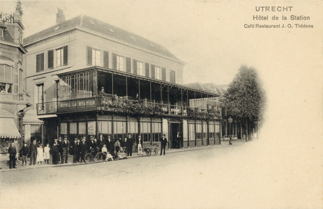711461 Reclameprentbriefkaart van Hôtel de la Station, J.O. Tiddens, Café Restaurant, Stationsplein 3 te Utrecht, met ...